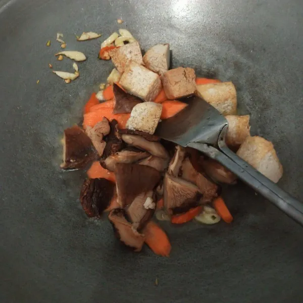 Masukkan wortel, jamur dan tahu. Masak sampai wortel agak empuk.