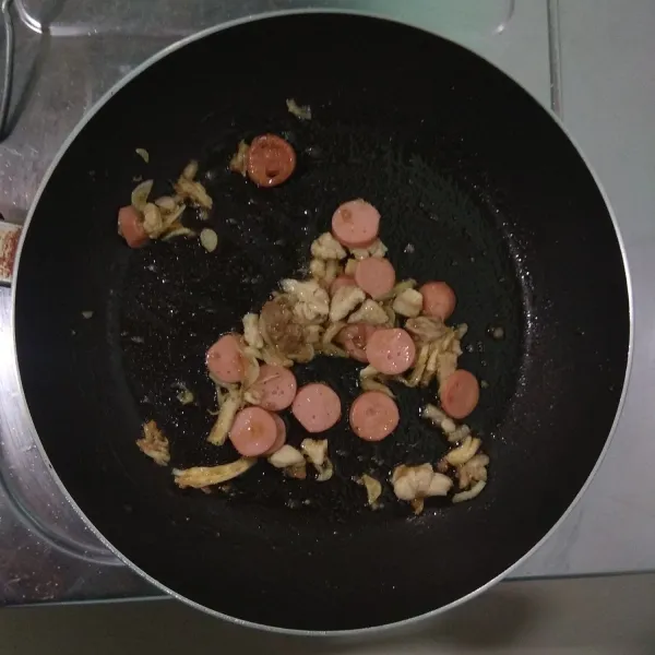Masukan daging ayam, tumis hingga daging matang, lalu masukan sosis