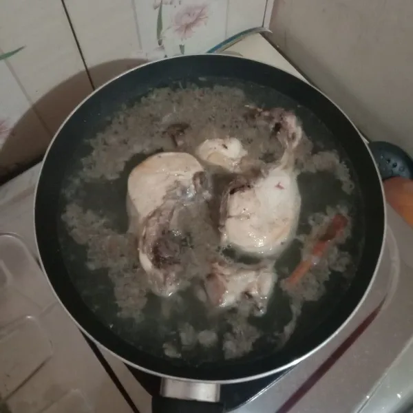 Masukkan potongan ayam, garam, cengkeh dan kayu manis. Lalu masak hingga air menyusut