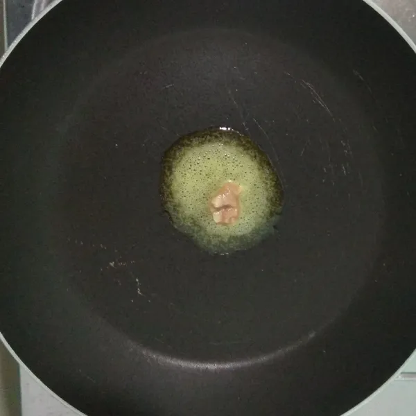 Panaskan margarine, tumis bawang putih hingga harum