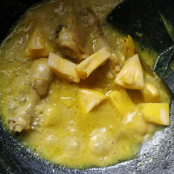 Sesaat sebelum api dimatikan, tambahkan potongan nanas. Aduk rata, koreksi rasa. Angkat dan sajikan