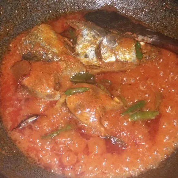 Bubuhkan garam, gula dan kaldu jamur. Masak hingga kuahnya pekat dan agak mengental