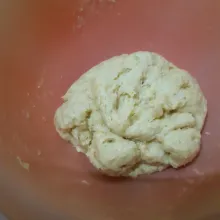Kemudian masukkan butter dan garam. Ulen hingga kalis