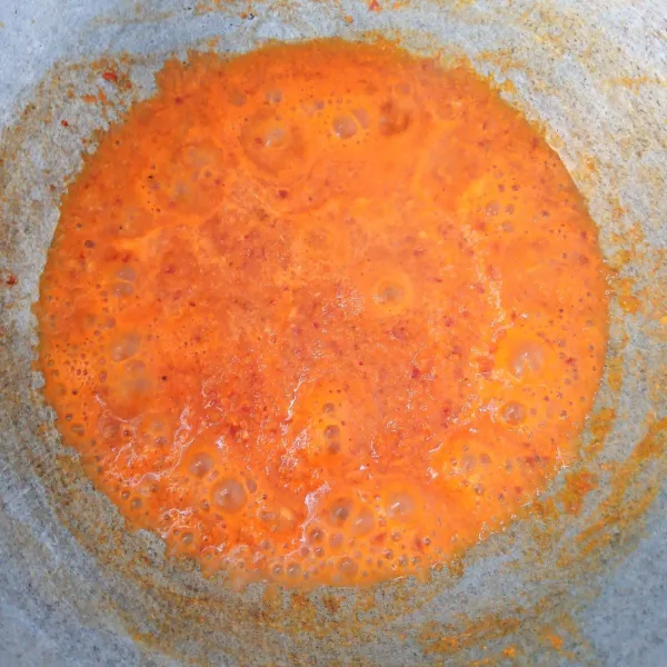 Haluskan bumbu. Kemudian tumis bersama terasi sampai harum dan matang