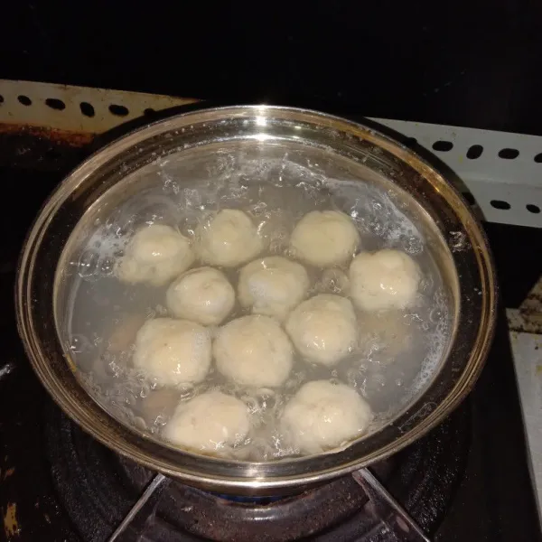 Sisa adonan bakso yang masih ada bulat-bulatkan dan rebus di air mendidih hingga bakso mengapung di permukaan tanda bakso telah matang, angkat, tiriskan