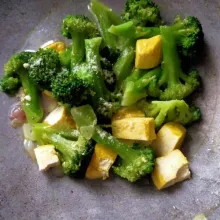 Tambahkan air, kaldu bubuk dan lada bubuk, aduk rata. Masak hingga matang. Jangan lupa koreksi rasa.