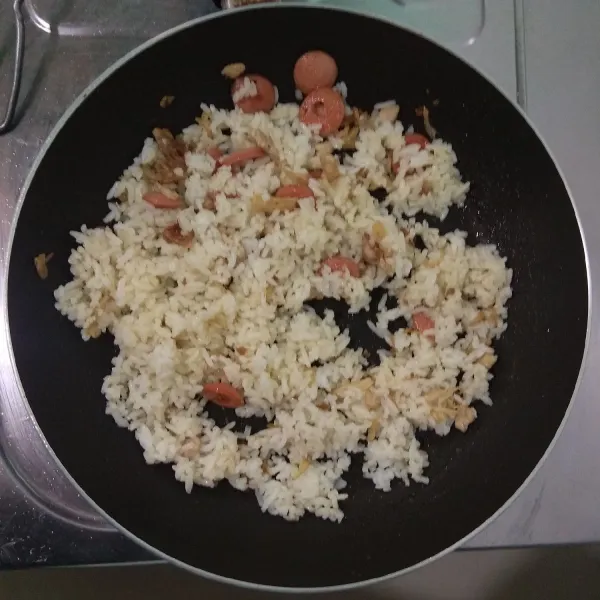 Masukan nasi putih, aduk rata