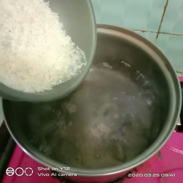 Masukan air, masak hingga mendidih kemudian masukkan beras yang sudah dicuci bersih