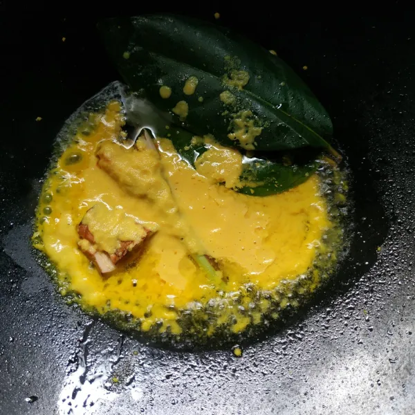 Tumis bumbu halus dan daunan rempah hingga harum