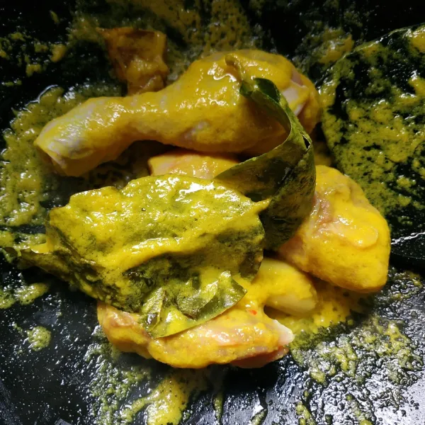 Tambahkan ayam, aduk hingga rata