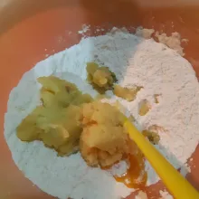 Tambahkan kuning telur dan kentang aduk rata