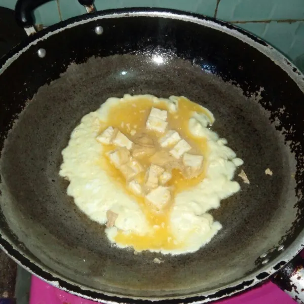Panaskan kembali wajan, goreng tahu telur dengan api kecil sampai kecoklatan permukaan atas dan bawah