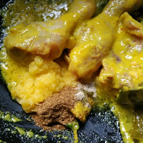 Tambahkan parutan nanas, ketumbar dan merica