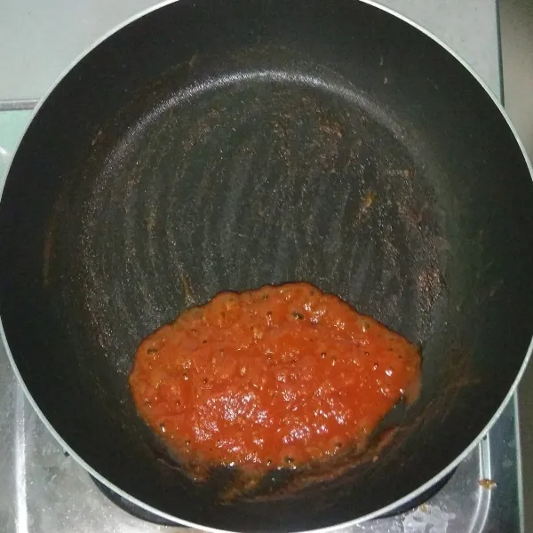 Lalu masukan tomat yang sudah diblender, tambahkan garam, gula, merica, dan kaldu bubuk, tes rasa jika rasa sudah pas, masak saus tomat hingga mulai mengental, lalu matikan api dan sisihkan