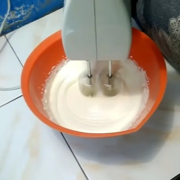 mixer dengan kecepatan tinggi telur, gula pasir, dan TBM (SP / Ovalet) sampai putih mengembang.