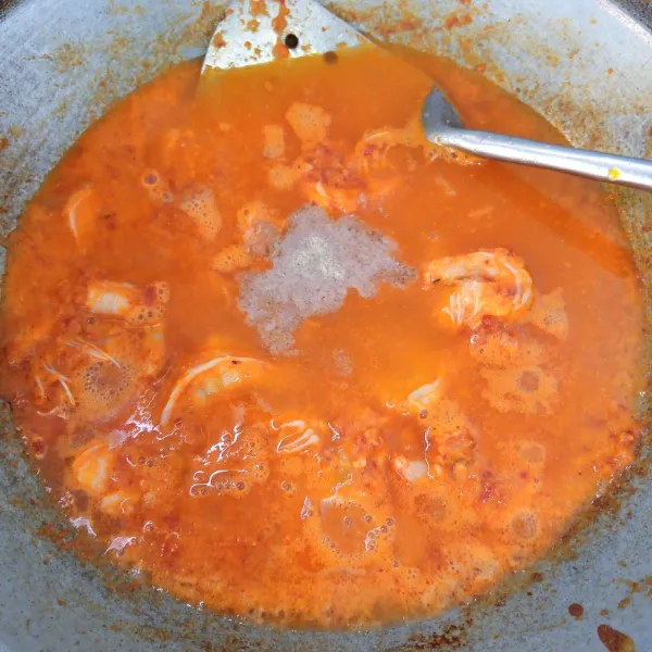 Tambahkan air,gula,garam,lada bubuk dan air asam jawa. Aduk rata. Masak sampai mendidih