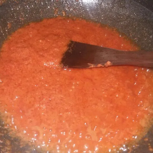 Haluskan bumbu halus, lalu tumis hingga matang