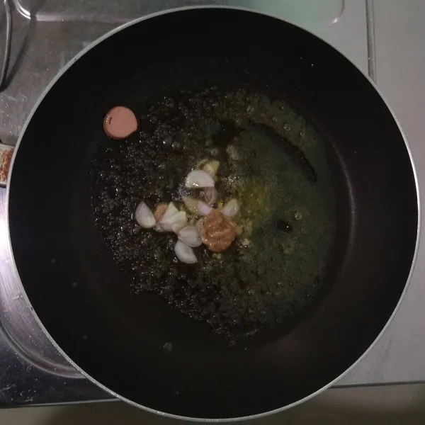 Untuk membuat nasi goreng, panaskan margarine, tumis bawang putih uleg, bawang merah iris hingga harum