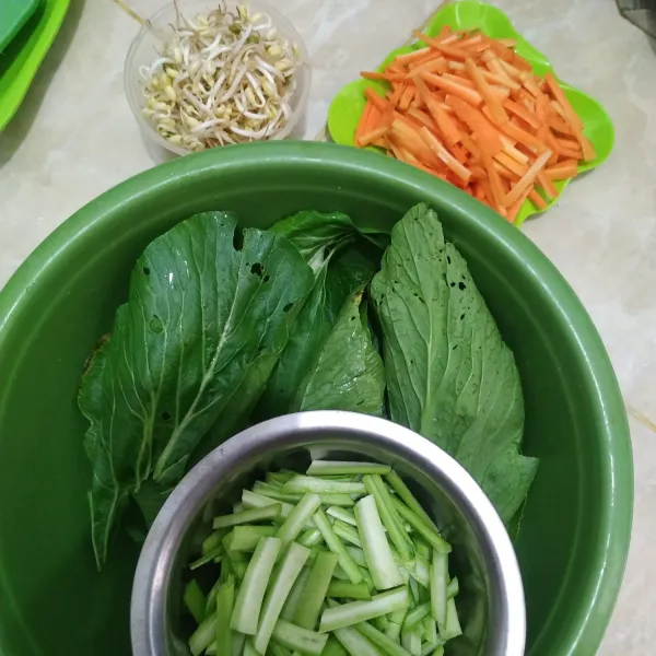 Siapkan sayuran, kemudian cuci bersih. Rebus sayuran bergantian sampai empuk. Sisihkan