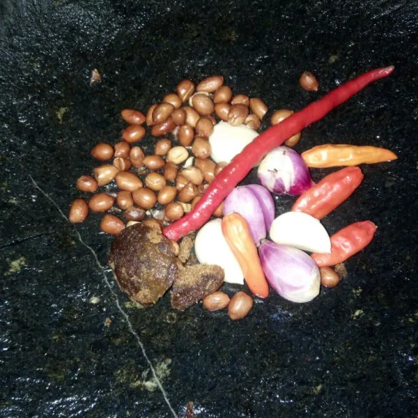 Haluskan semua bumbu sampai halus