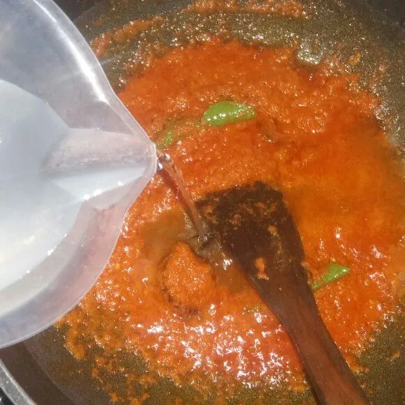 Tuang 300 ml air, masak hingga mendidih