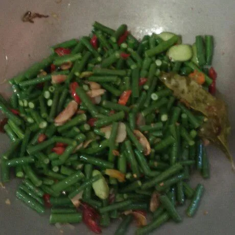 setelah bau udang kering keluar baru masukkan kacang panjang dan bumbui dengan garam, kecap manis dan gula merah lalu beri sedikit air