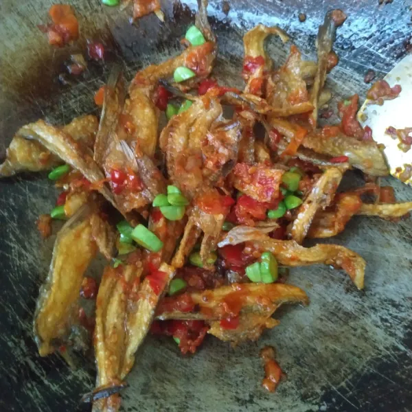 Masukkan ikan asin, aduk rata. Angkat