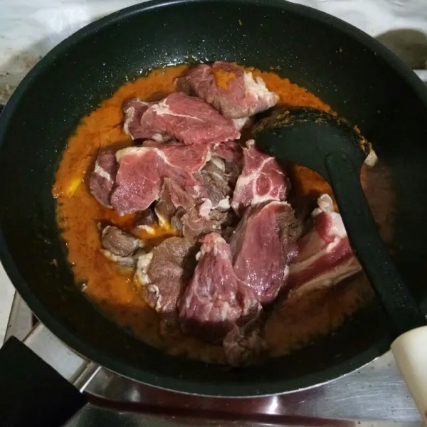 Setelah itu masukkan daging, aduk rata hingga daging berubah warna