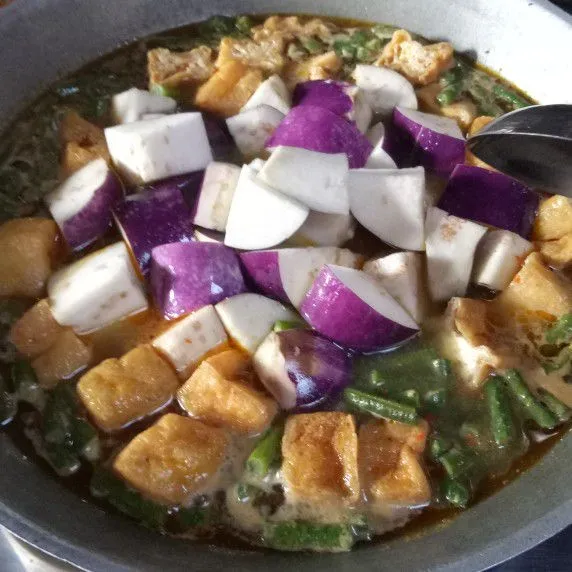 Kemudian masukkan terong, bumbui garam halus, gula merah dan kaldu jamur, aduk rata. Masak hingga semua sayuran matang