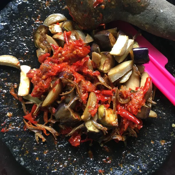 Ulek cabai bawang dan garam hingga halus lalu campurkan jengkol, ikan teri dan terong. Aduk rata. Sajikan bersama nasi hangat. Dijamin nambah