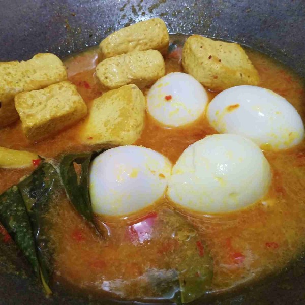 Masukkan telur dan tahu. Aduk hingga rata.