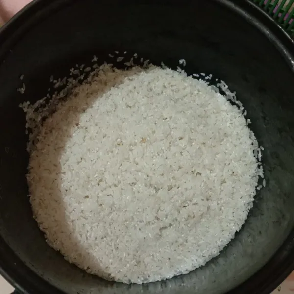 Cuci bersih beras