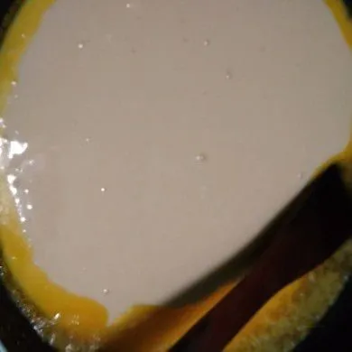 panaskan margarin lalu masukan adonan aduk sampai rata