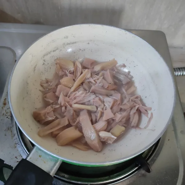 Nangka muda juga direbus sampai empuk