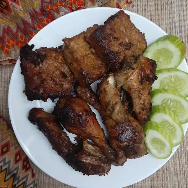 Goreng ayam dan tempe dengan api sedang. Angkat, tiriskan. Siap untuk disantap