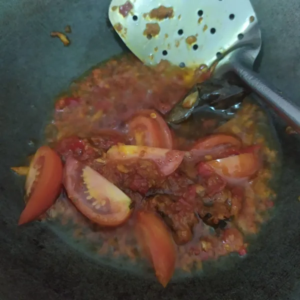 Masukkan tomat, masak sampai layu
