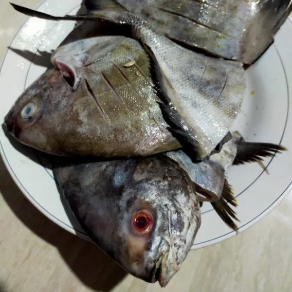 Bilas dengan air bersih, lalu marinasi ikan dengan kaldu bubuk ayam dan lada bubuk. Diamkan dalam kulkas 30 menit