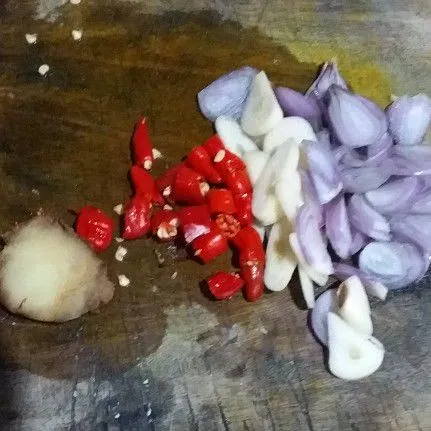 Rajang bawang merah, bawang putih, dan cabai rawit