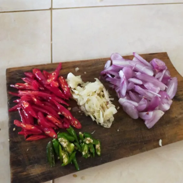 Iris tipis-tipis bawang merah, bawang putih, cabe merah, dan cabe rawit. Geprek lengkuas