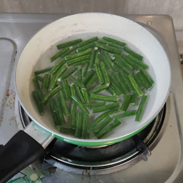 Lalu didihkan air, rebus kacang panjang sampai layu, kemudian tiriskan