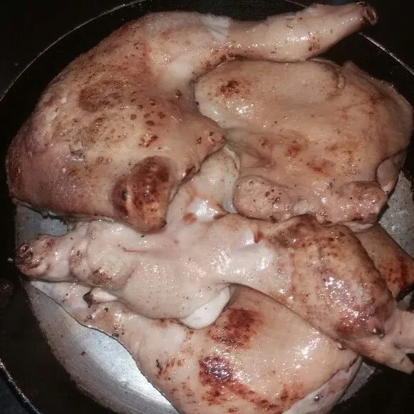Bakar sebentar ayam untuk menghilangkan bulunya dan mendapatkan aroma asapnya. Lalu potong-potong ayam sesuai selera