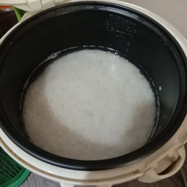 Masukkan air secukupnya seperti memasak nasi biasanya lalu tambahi garam sesuai selera
