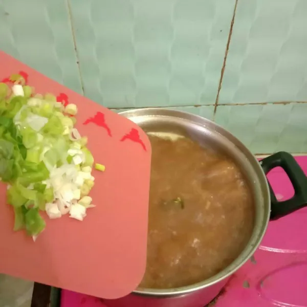 Setelah daging empuk dan rasanyanya sudah pas, masukan irisan daun bawang matikan kompor. Sajikan sop dengan irisan tomat dan daun bawang