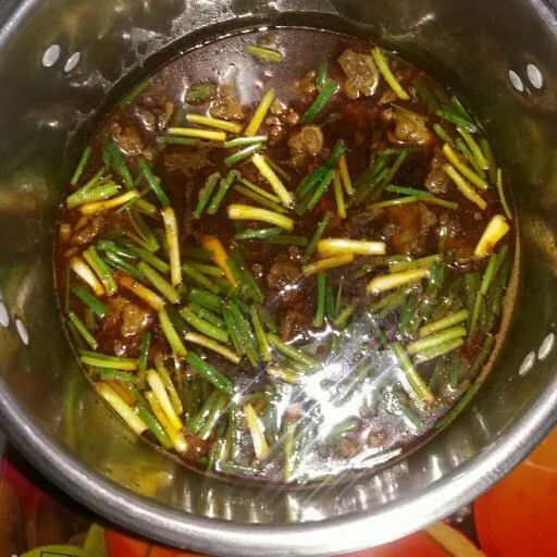 Sesaat sebelum diangkat, taburi daun bawang kecil. Matikan api