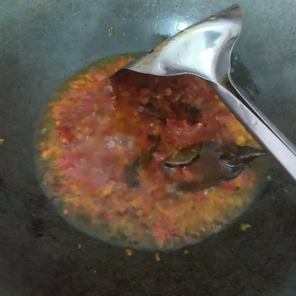 Panaskan 3 sdm minyak, tumis bumbu halus, salam dan lengkuas sampai harum