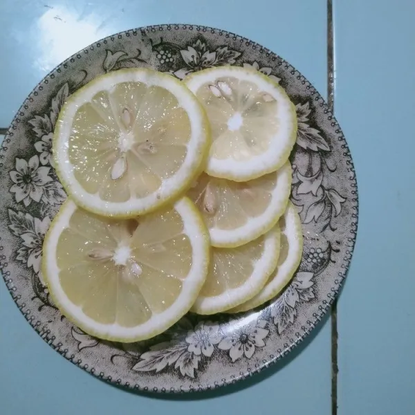 Potong 1 buah lemon