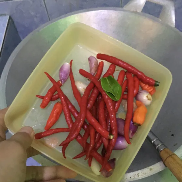 Goreng cabai, bawang dan daun jeruk hingga layu. Boleh juga kalau ingin ulek dulu cabai bawangnya kemudian digoreng. Sama- sama enak, tergantung selera