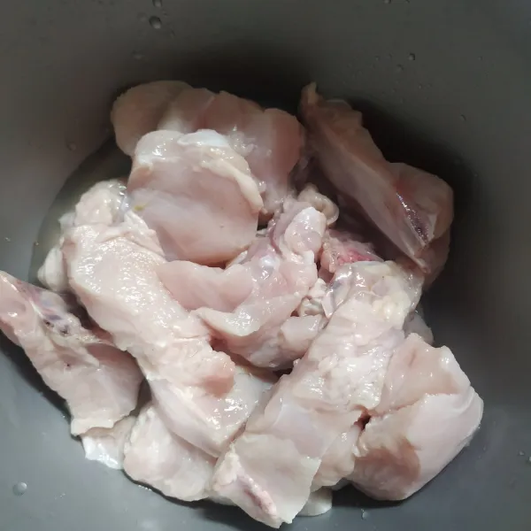 Potong daging ayam, cuci bersih, lumuri dgn air jeruk nipis dan garam. Diamkan 15 menit, bilas kembali
