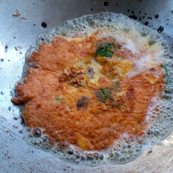 Gunakan wajan cekung, panaskan minyak agak banyak agar tepi telur garing, tuang kocokan telu setengah, dadar sampai matang dan balik, begitu seterusnya hingga adonan selanjutnya