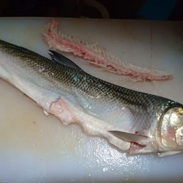 Buang tulang ikan, lalu buang duri2 halus yg masih menempel di daging ikan terutama bagian kepala, perut atas dan bagian ekor. Lalu kerok daging ikan dengan sendok, tempatkan dalam wadah terpisah